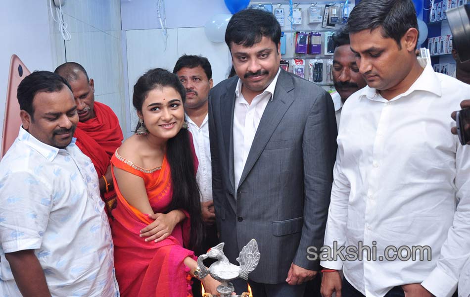 Shalini Pandey Inaugurates Cell Point In Nellore6