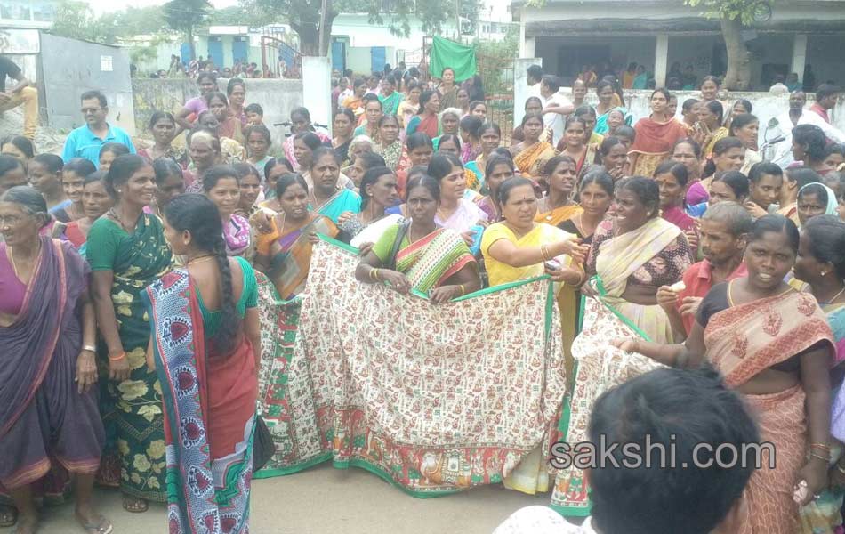 Bathukamma gift women protest against sarees5