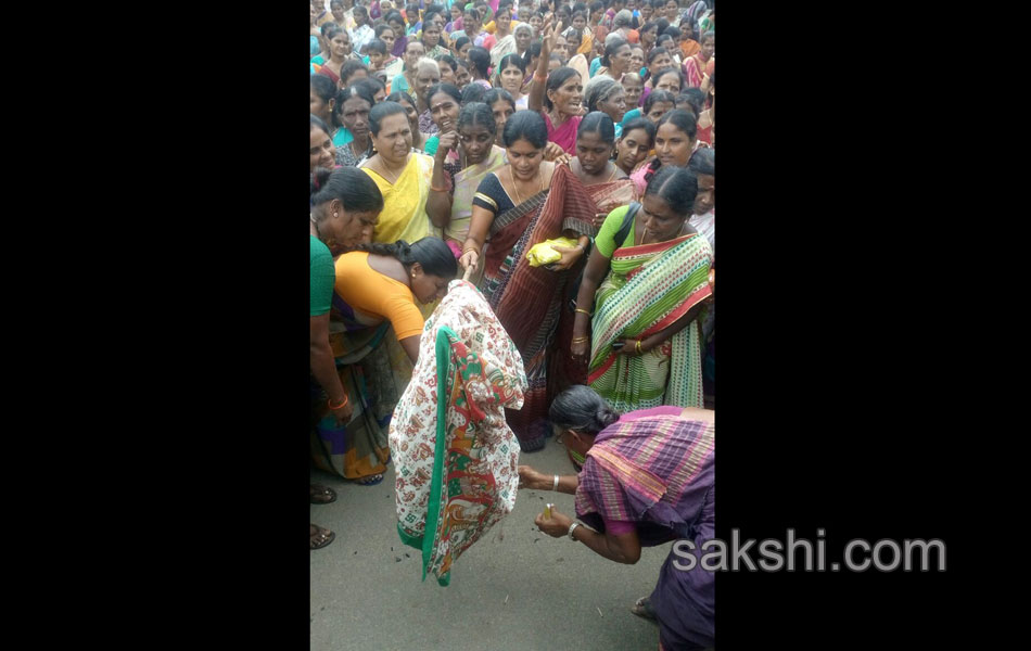 Bathukamma gift women protest against sarees6