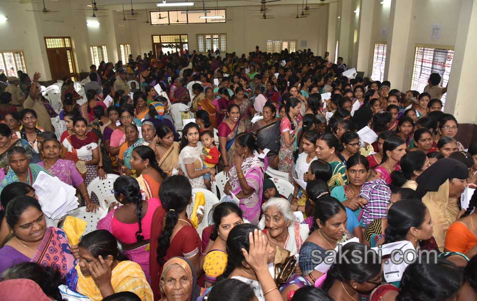 Bathukamma gift women protest against sarees12