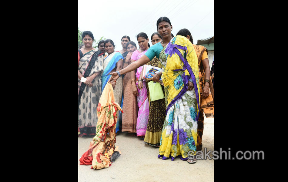 Bathukamma gift women protest against sarees22