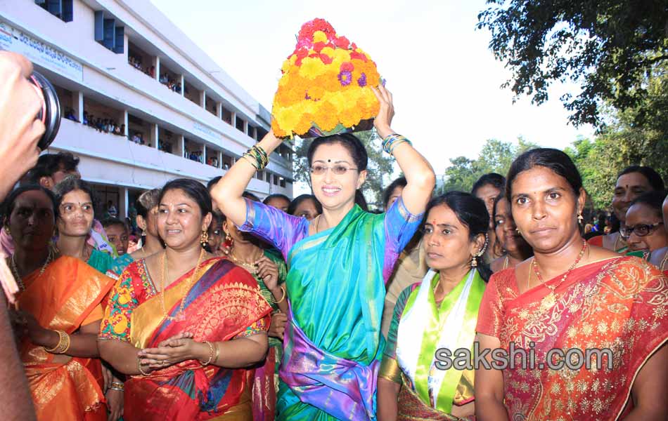 Actor Gautami Participates Bathukamma Fest1