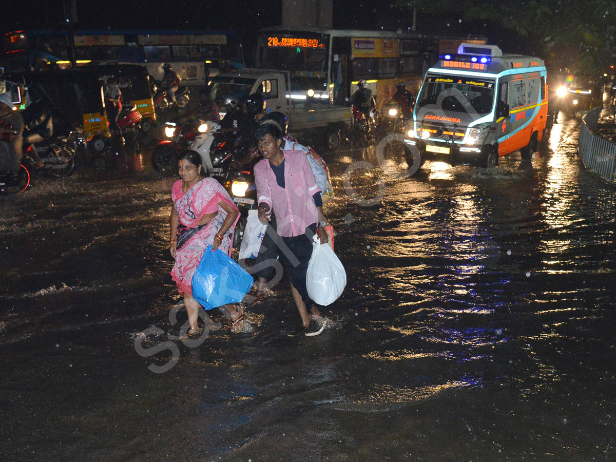 Heavy Rains Lash Hyderabad - Sakshi18