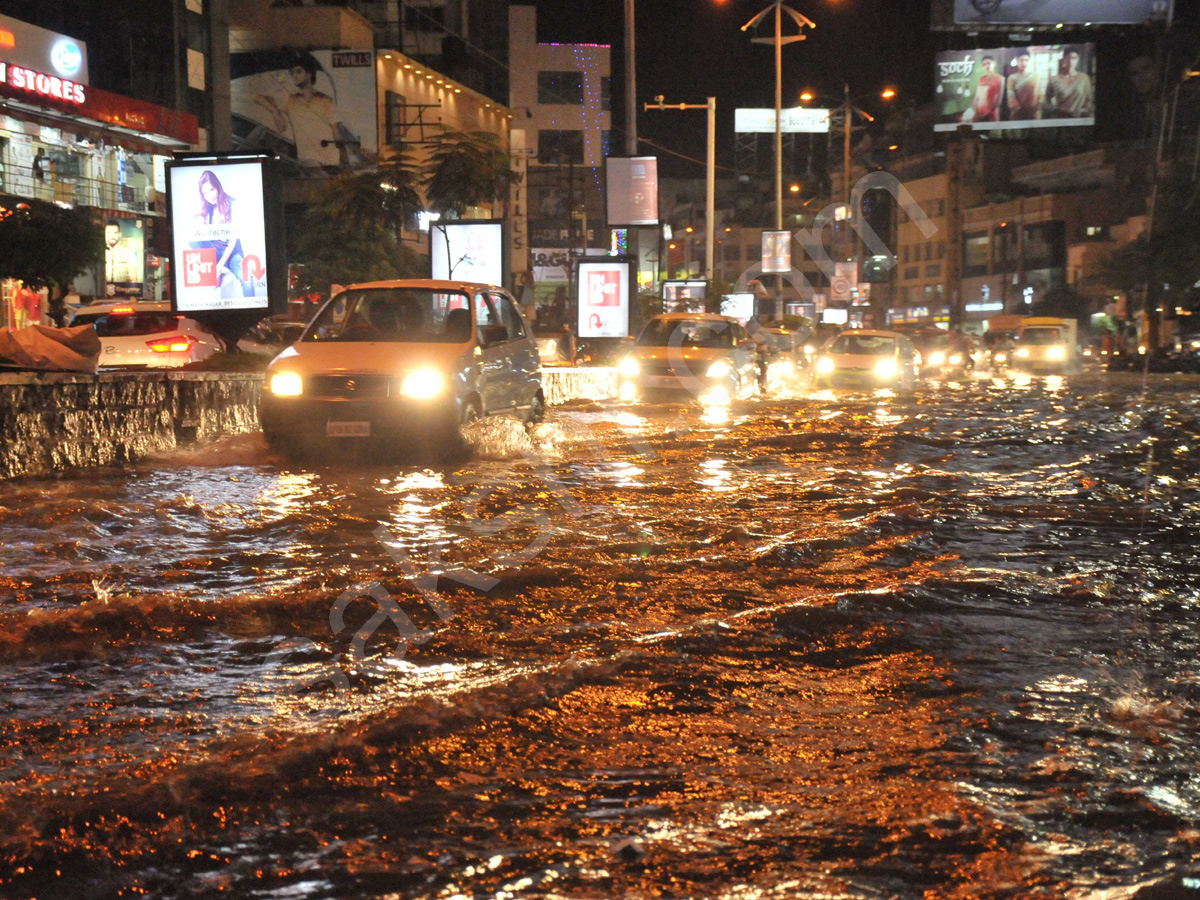 Heavy Rains Lash Hyderabad - Sakshi24