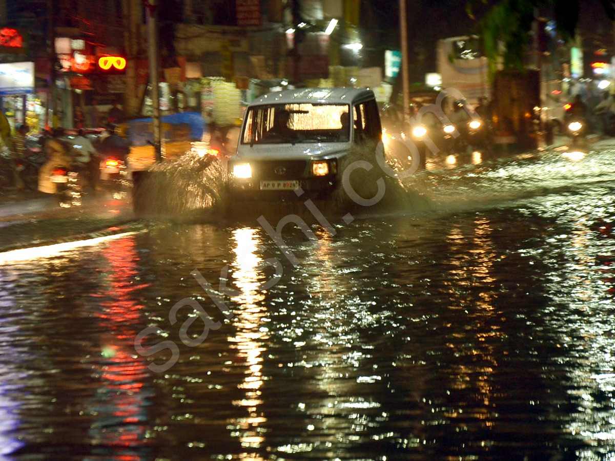 Heavy Rains Lash Hyderabad - Sakshi25