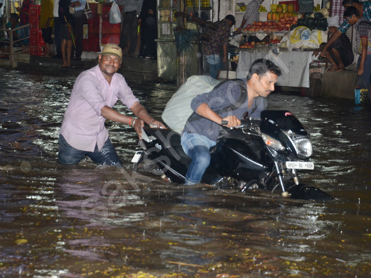 Heavy Rains Lash Hyderabad - Sakshi6