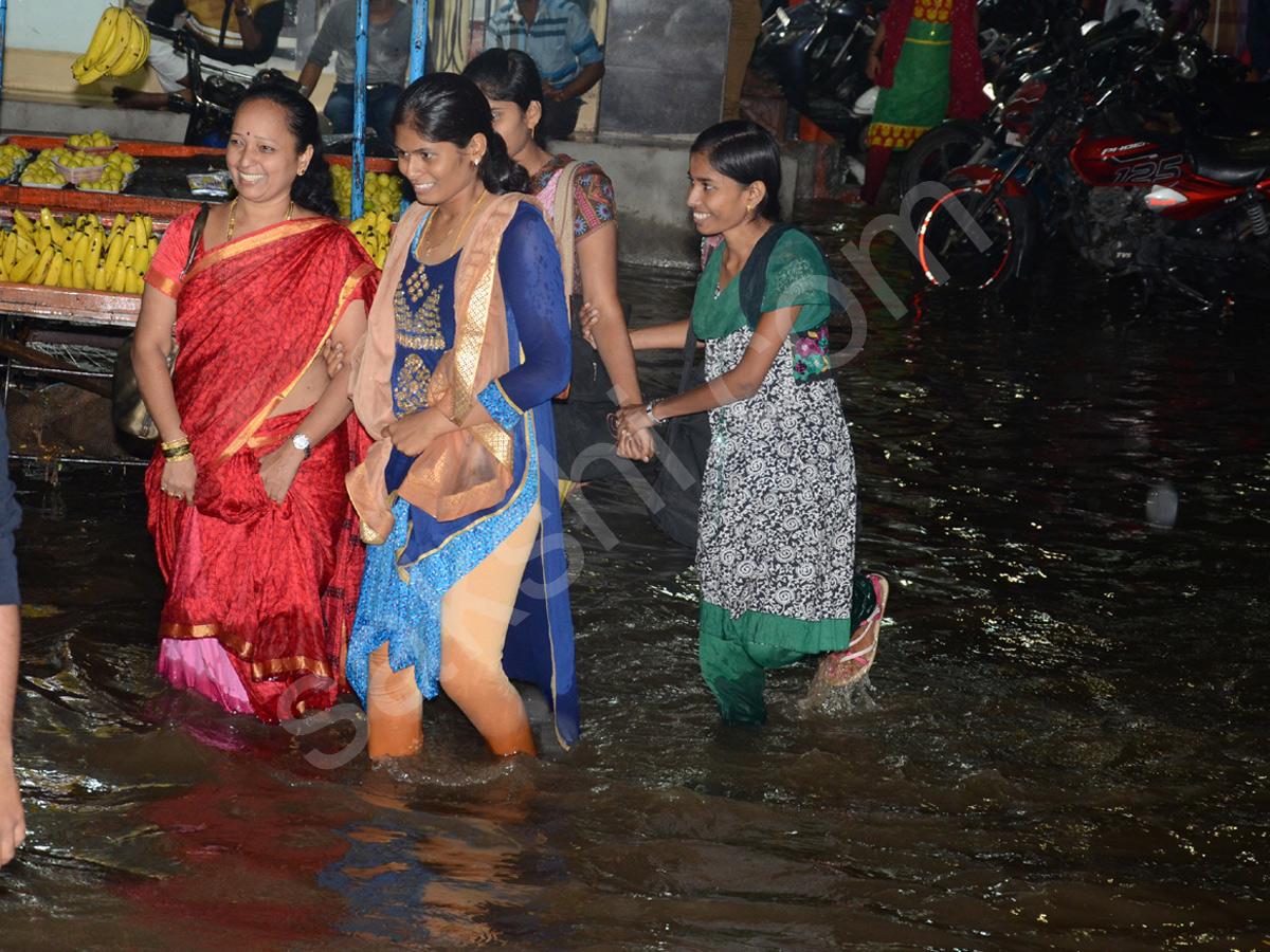 Heavy Rains Lash Hyderabad - Sakshi8