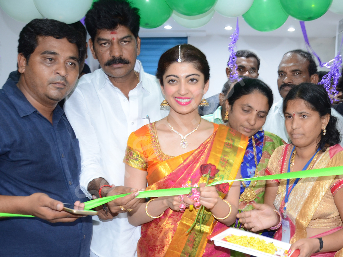 Pranitha opening MV shoping mall At mahabubabad - Sakshi1