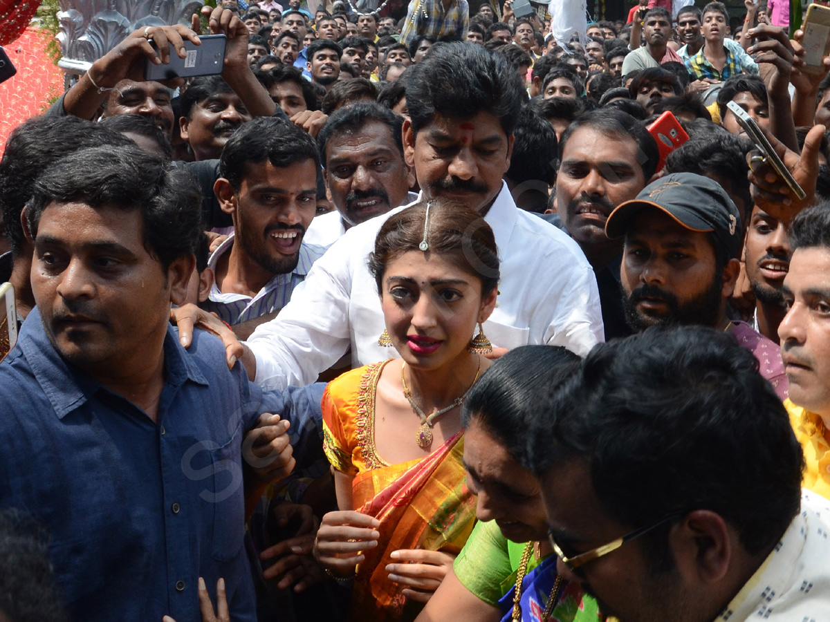 Pranitha opening MV shoping mall At mahabubabad - Sakshi6