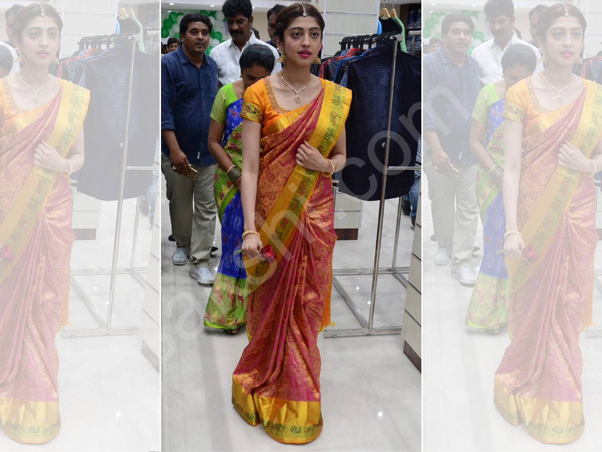 Pranitha opening MV shoping mall At mahabubabad - Sakshi7