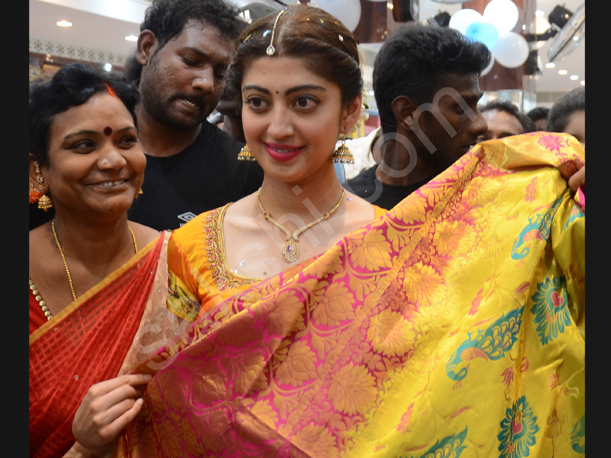 Pranitha opening MV shoping mall At mahabubabad - Sakshi8