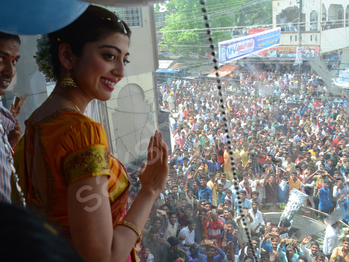 Pranitha opening MV shoping mall At mahabubabad - Sakshi2