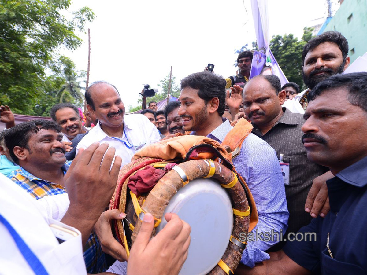 ys jagan mohan reddy mees bc community leaders vijayawada - Sakshi11