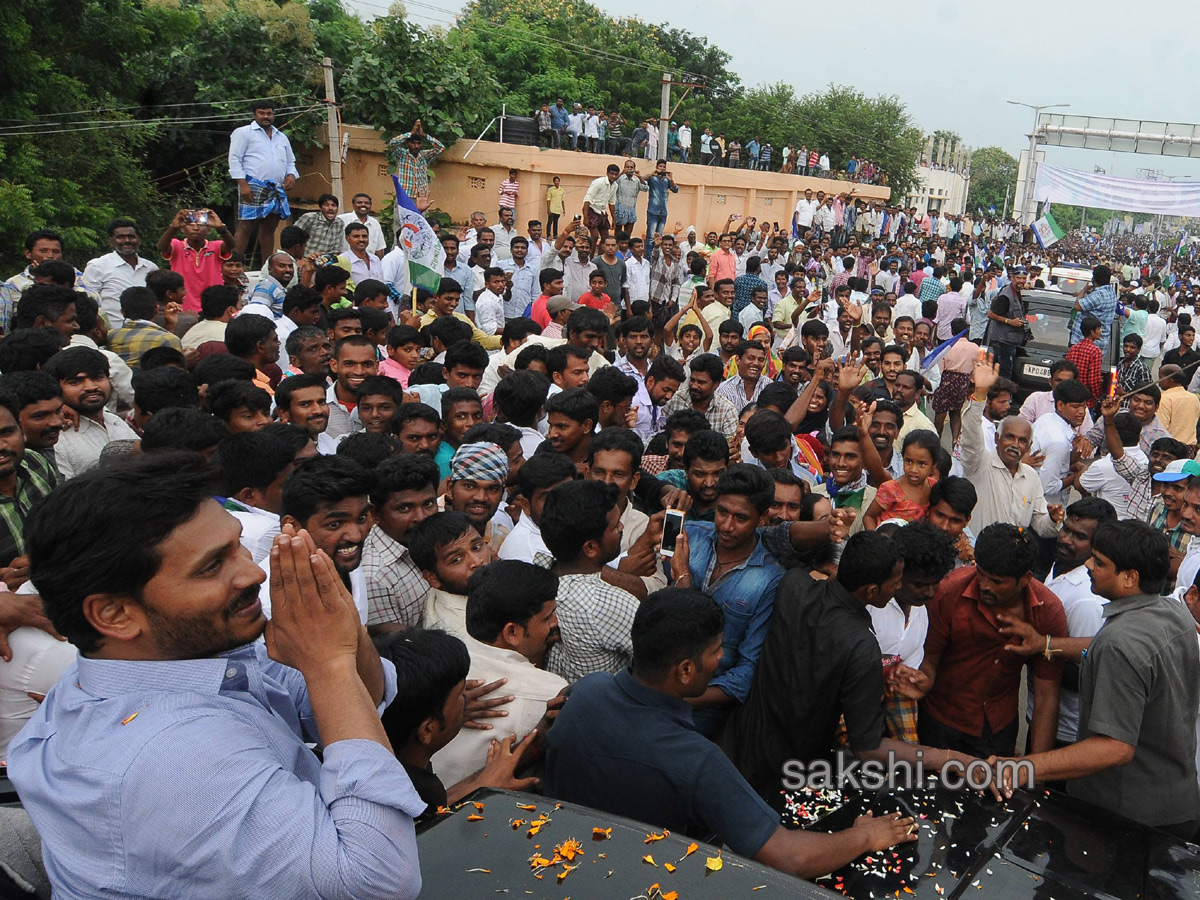 ys jagan mohan reddy supports dharmavaram weavers hunger strike - Sakshi13