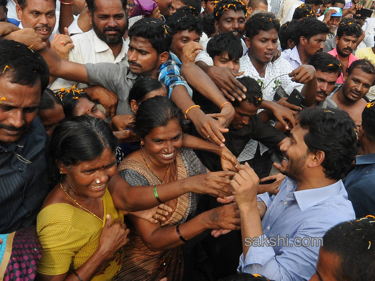 ys jagan mohan reddy supports dharmavaram weavers hunger strike - Sakshi15