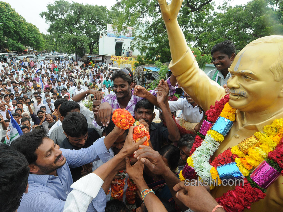 ys jagan mohan reddy supports dharmavaram weavers hunger strike - Sakshi16