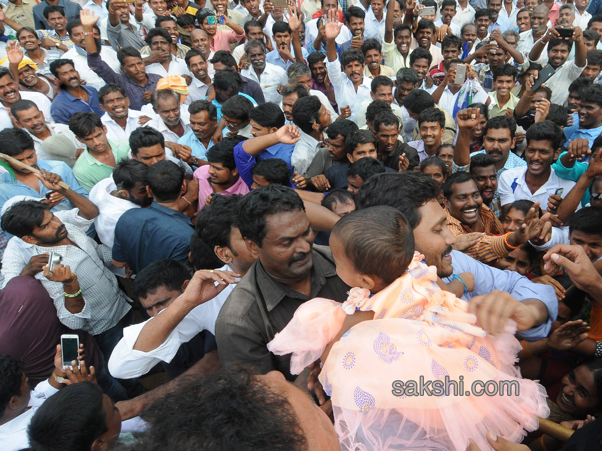 ys jagan mohan reddy supports dharmavaram weavers hunger strike - Sakshi17