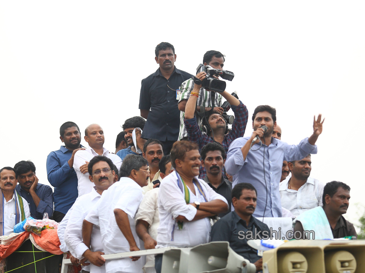 ys jagan mohan reddy supports dharmavaram weavers hunger strike - Sakshi19