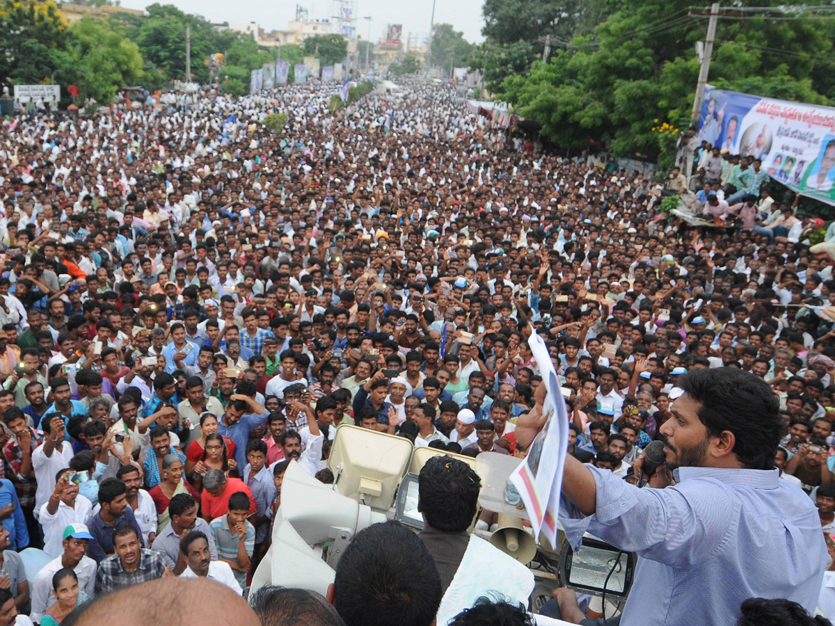 ys jagan mohan reddy supports dharmavaram weavers hunger strike - Sakshi3