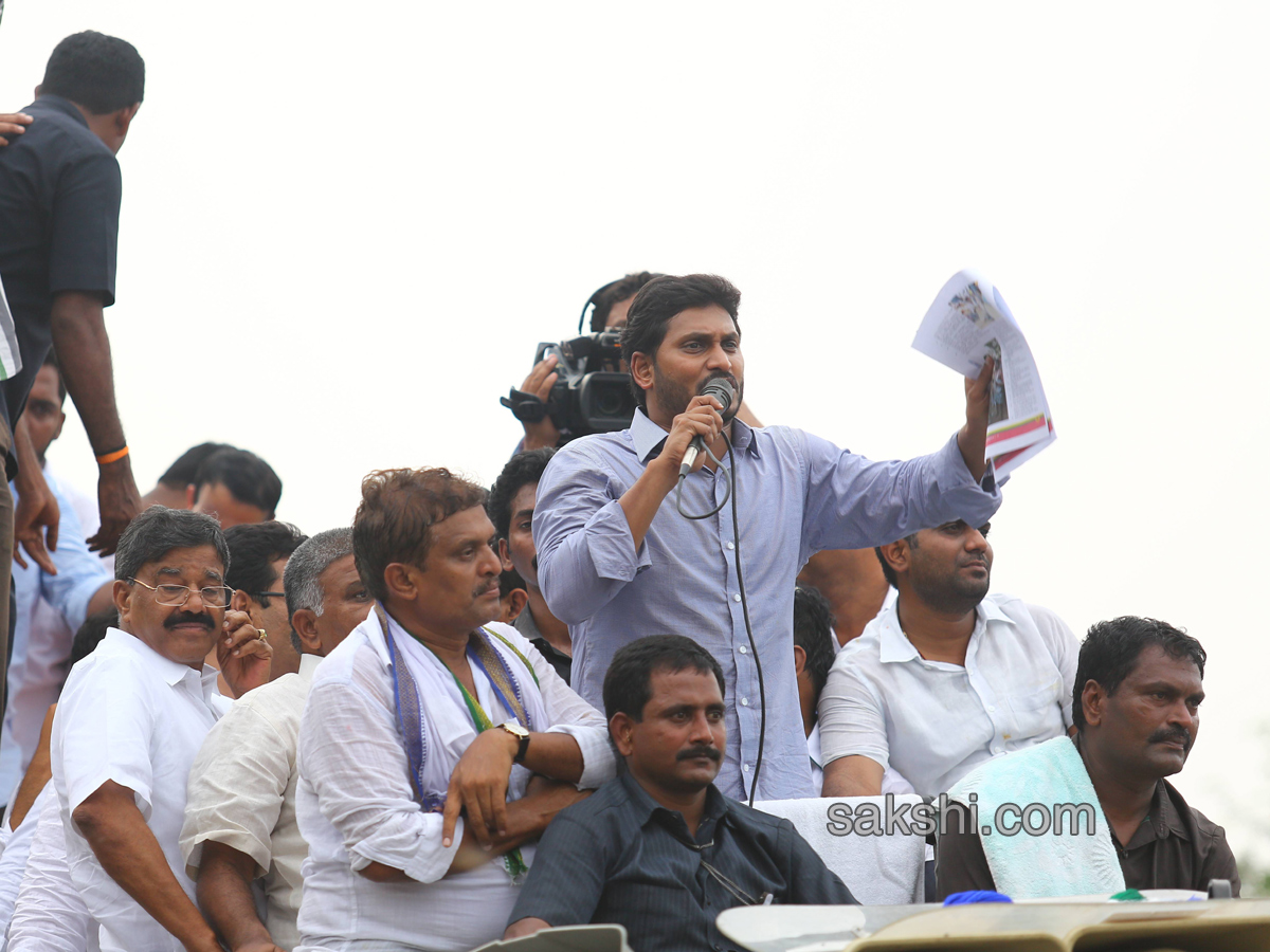 ys jagan mohan reddy supports dharmavaram weavers hunger strike - Sakshi20