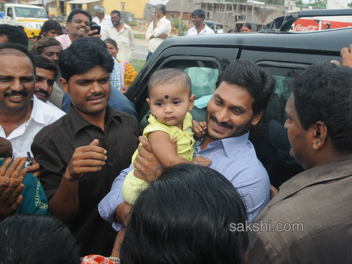 ys jagan mohan reddy supports dharmavaram weavers hunger strike - Sakshi1