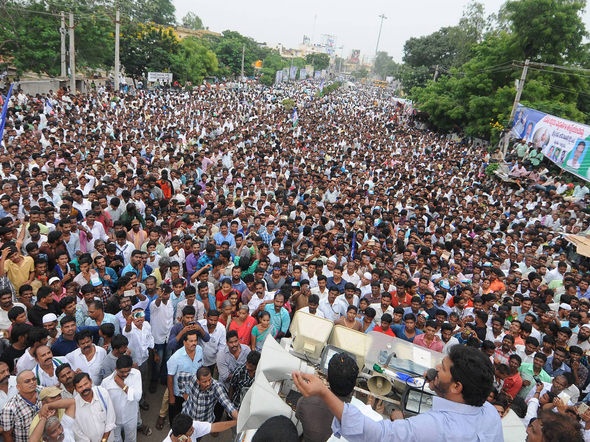 ys jagan mohan reddy supports dharmavaram weavers hunger strike - Sakshi23