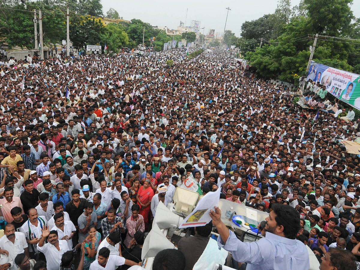 ys jagan mohan reddy supports dharmavaram weavers hunger strike - Sakshi24