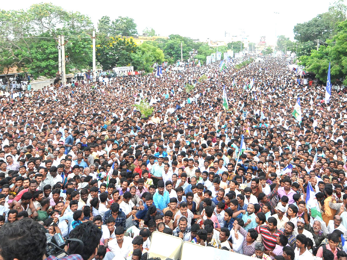 ys jagan mohan reddy supports dharmavaram weavers hunger strike - Sakshi26