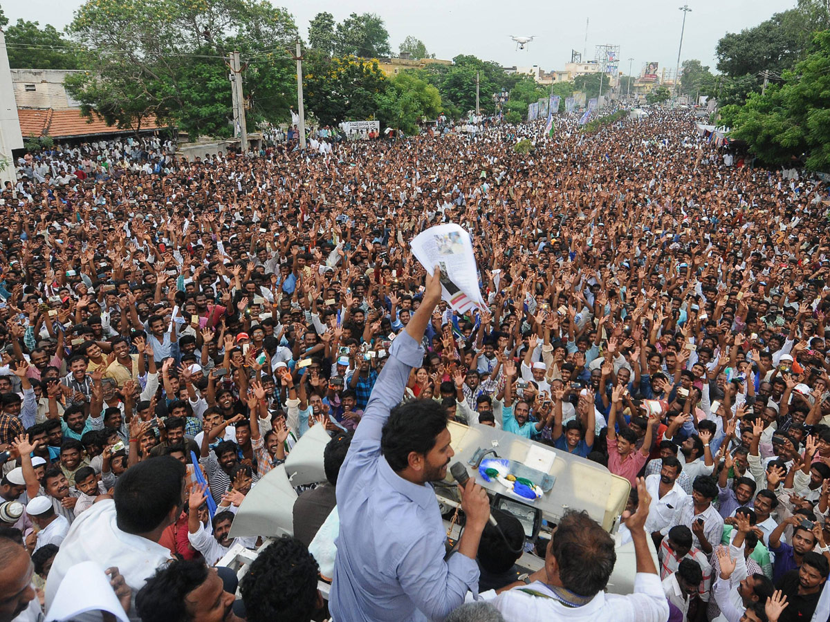 ys jagan mohan reddy supports dharmavaram weavers hunger strike - Sakshi4