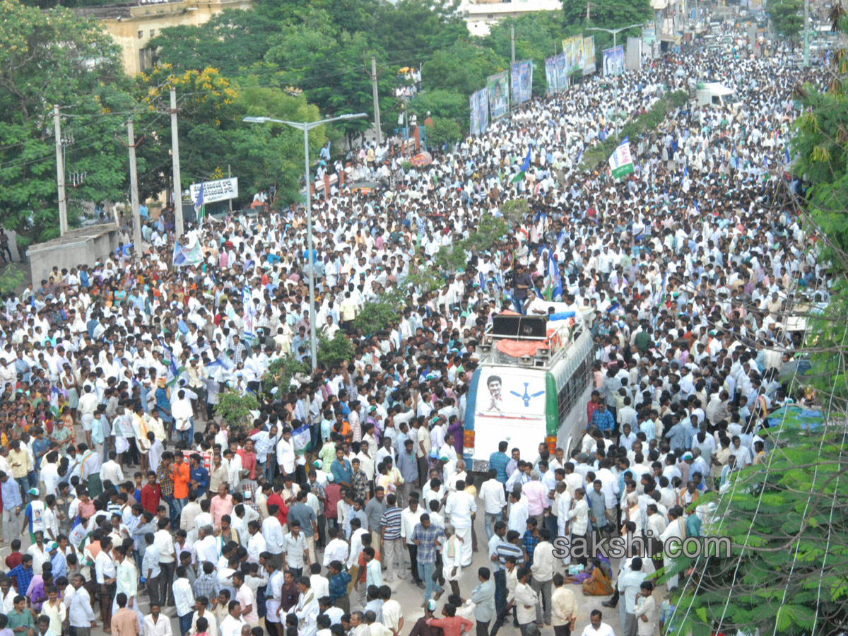 ys jagan mohan reddy supports dharmavaram weavers hunger strike - Sakshi7