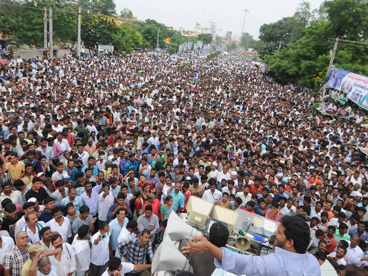 ys jagan mohan reddy supports dharmavaram weavers hunger strike - Sakshi9