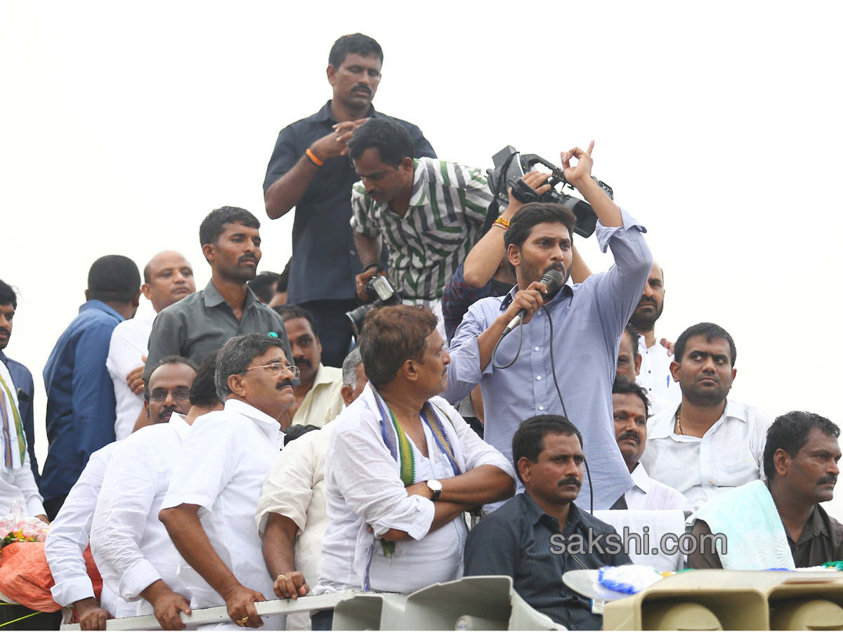 ys jagan mohan reddy supports dharmavaram weavers hunger strike - Sakshi10