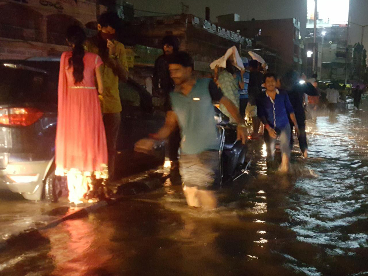 heavy rain in hyderabad - Sakshi11