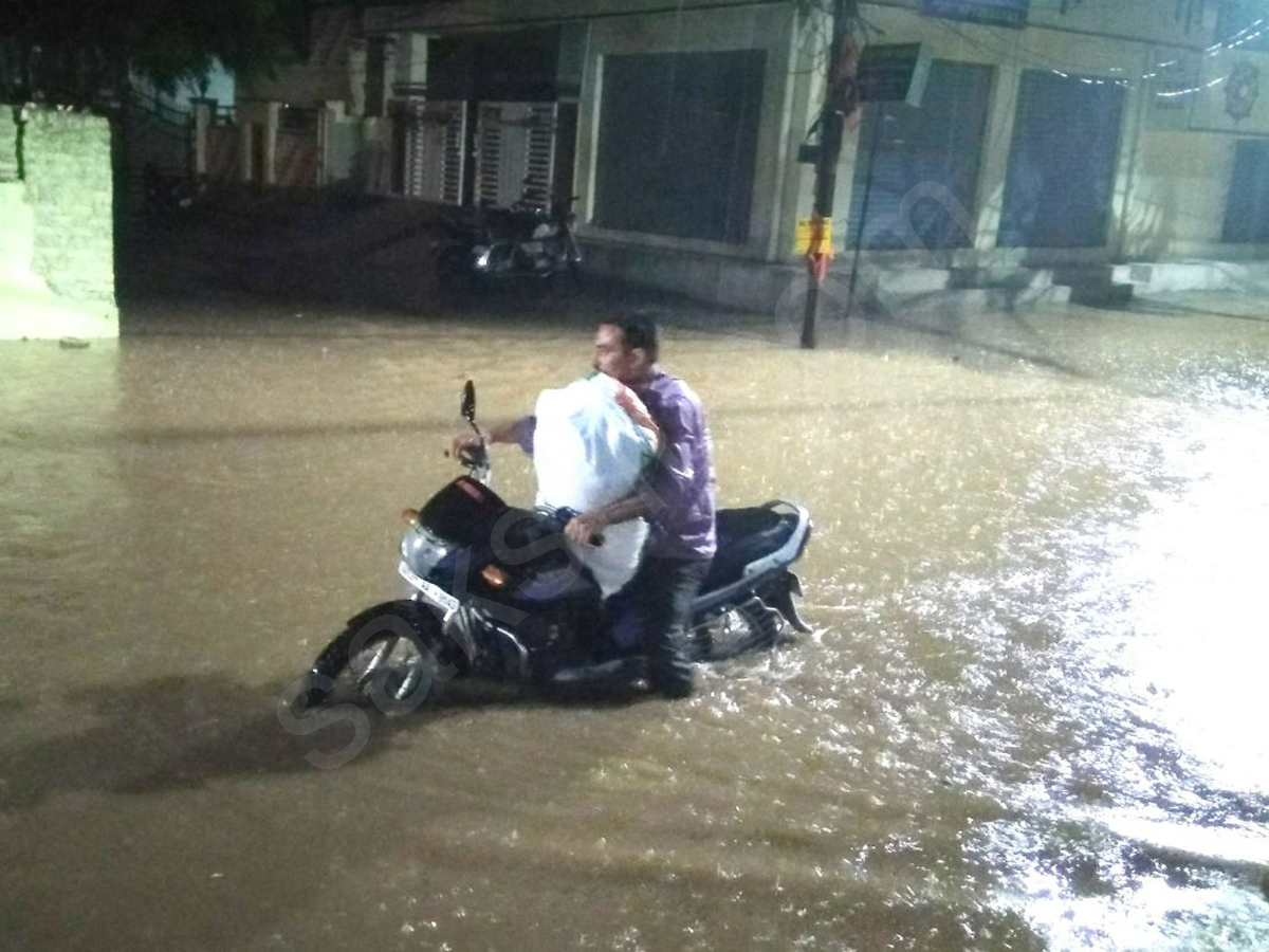 heavy rain in hyderabad - Sakshi4