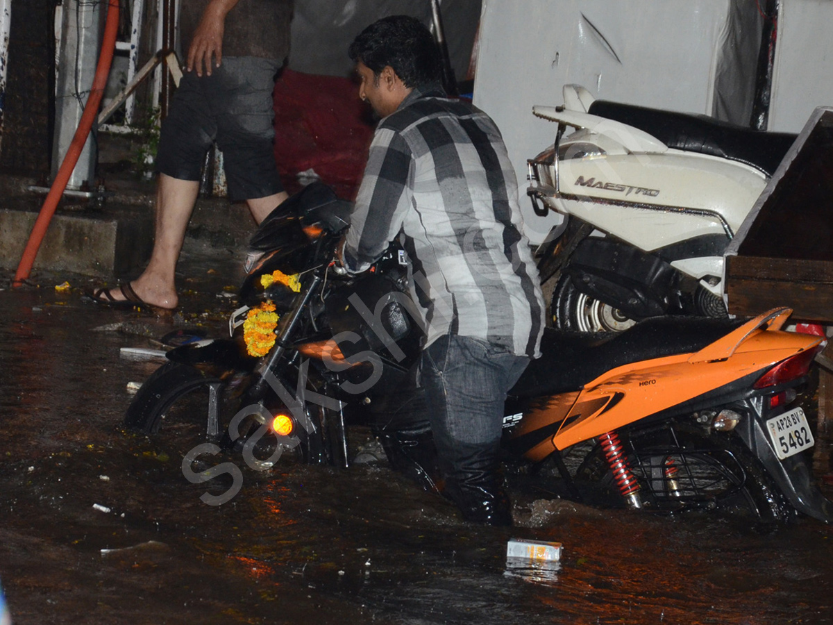 heavy rain in hyderabad - Sakshi4