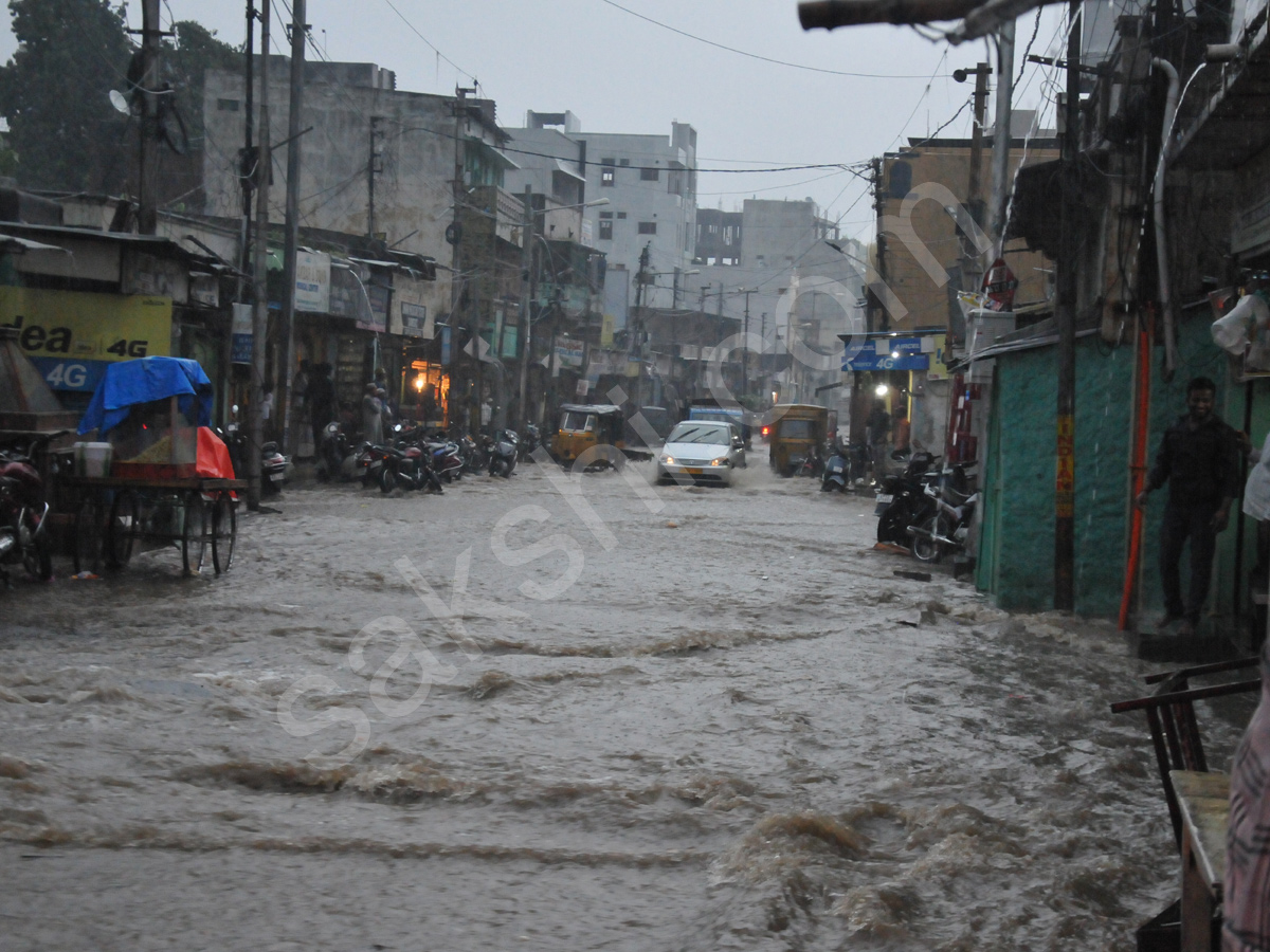 heavy rain in hyderabad - Sakshi6