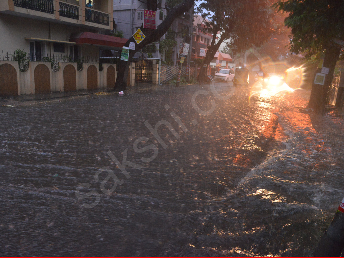  heavy rain lashes Hyderabad 3