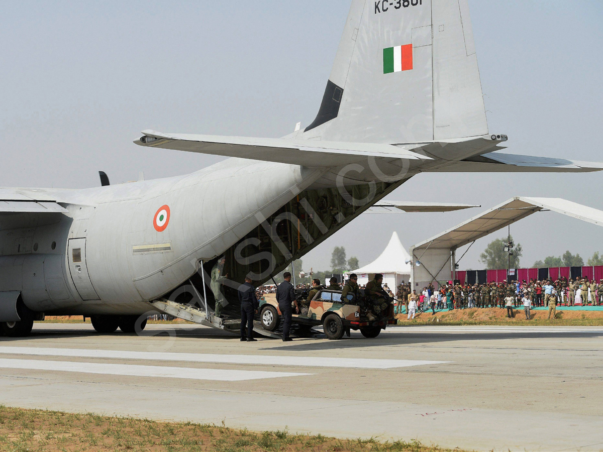 Indian Air Force successfully lands fighter jet on Yamuna Expressway13