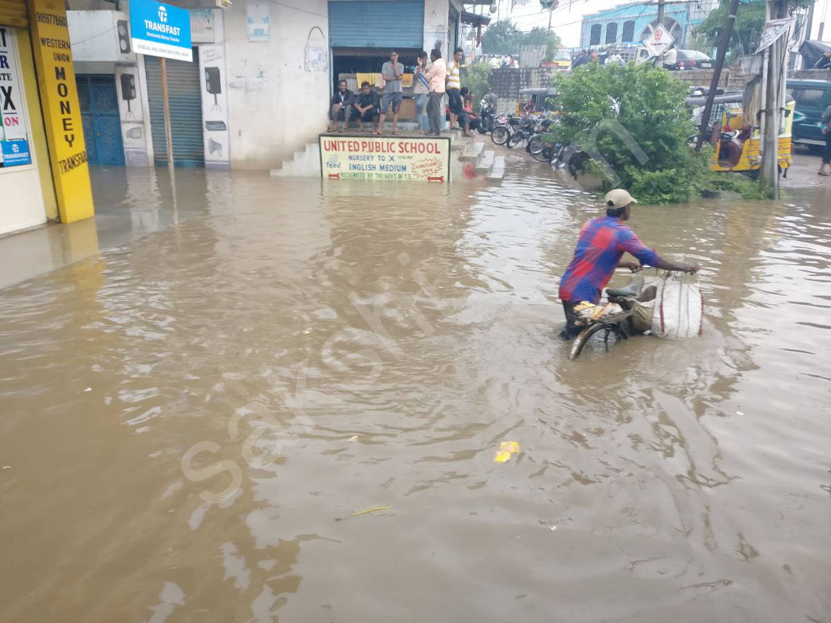 Heavy Rains lashes Hyderabad on Sunday - Sakshi10