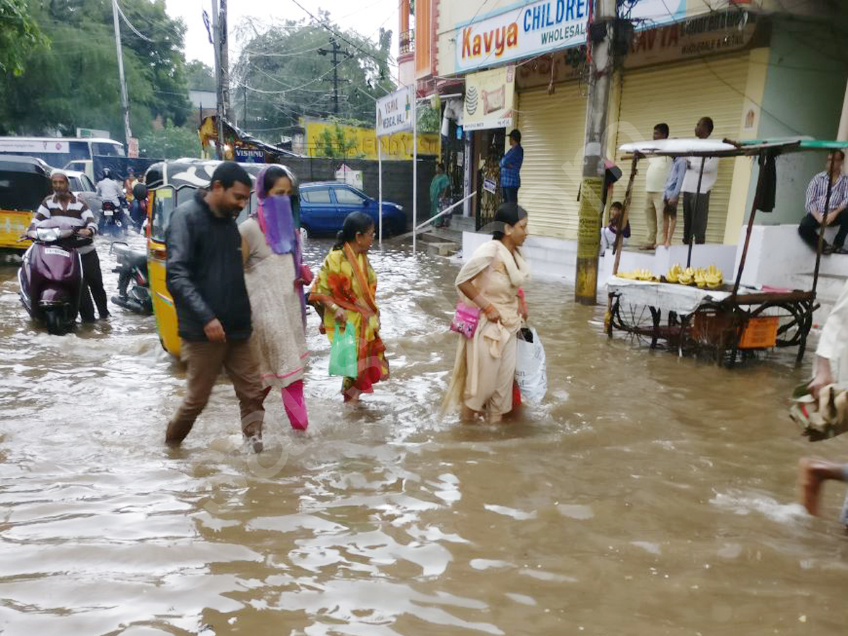 Heavy Rains lashes Hyderabad on Sunday - Sakshi11