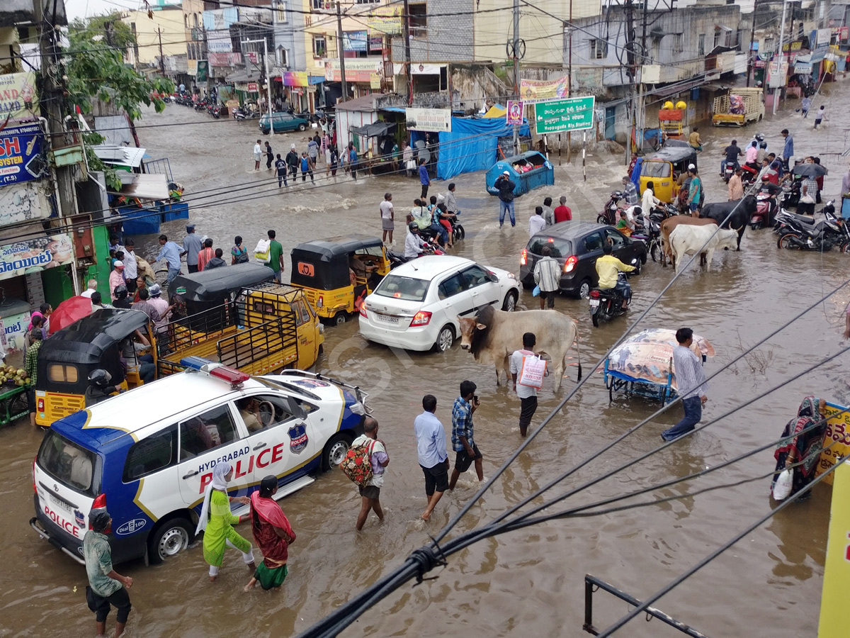 Heavy Rains lashes Hyderabad on Sunday - Sakshi12