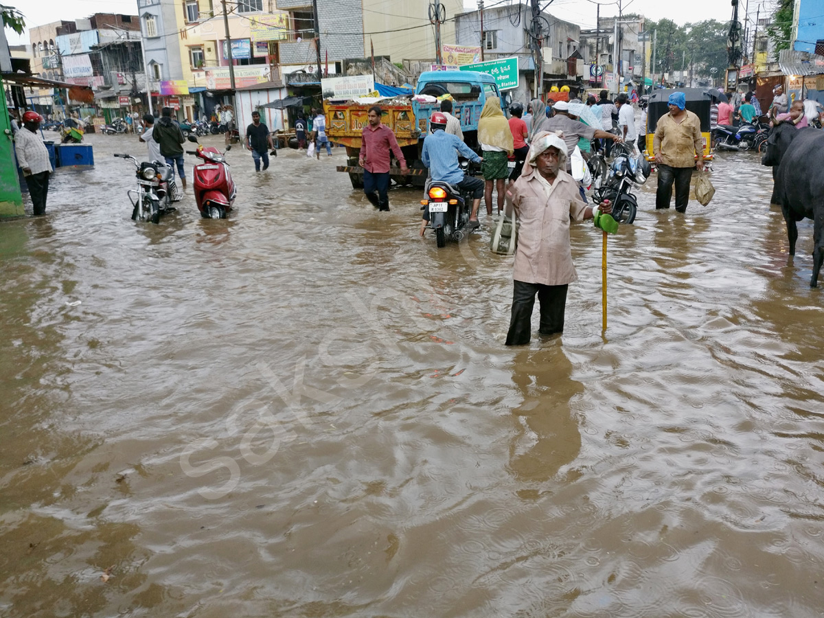 Heavy Rains lashes Hyderabad on Sunday - Sakshi13