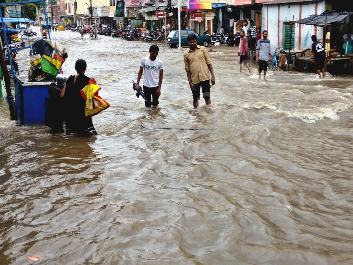 Heavy Rains lashes Hyderabad on Sunday - Sakshi15