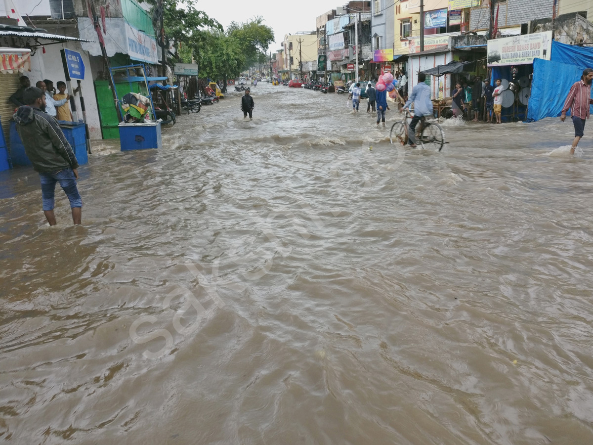 Heavy Rains lashes Hyderabad on Sunday - Sakshi16