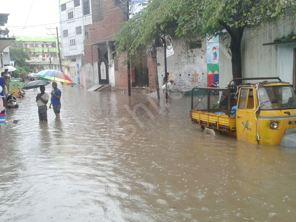 Heavy Rains lashes Hyderabad on Sunday - Sakshi2