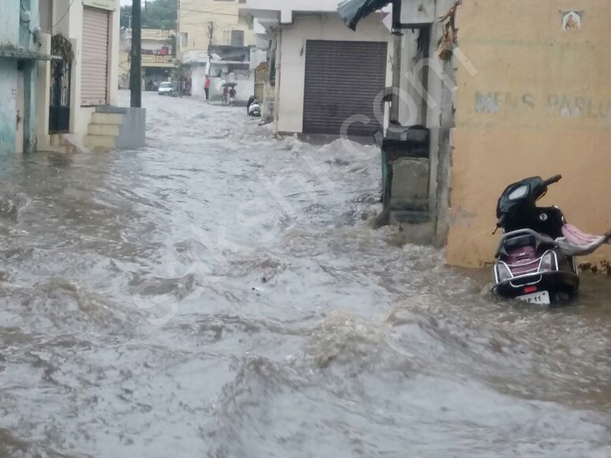 Heavy Rains lashes Hyderabad on Sunday - Sakshi1