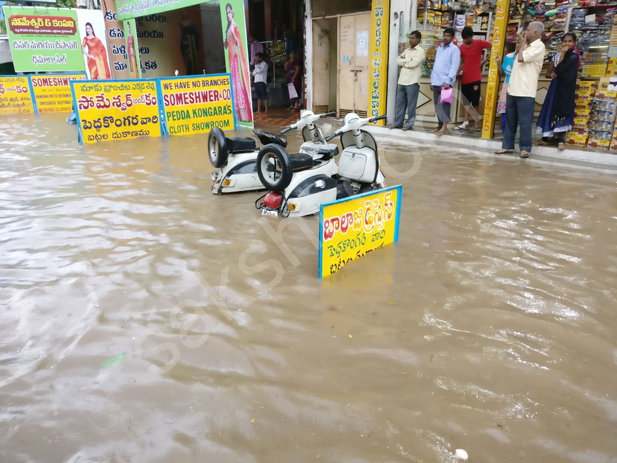 Heavy Rains lashes Hyderabad on Sunday - Sakshi4