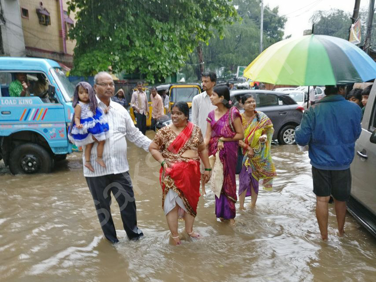 Heavy Rains lashes Hyderabad on Sunday - Sakshi8