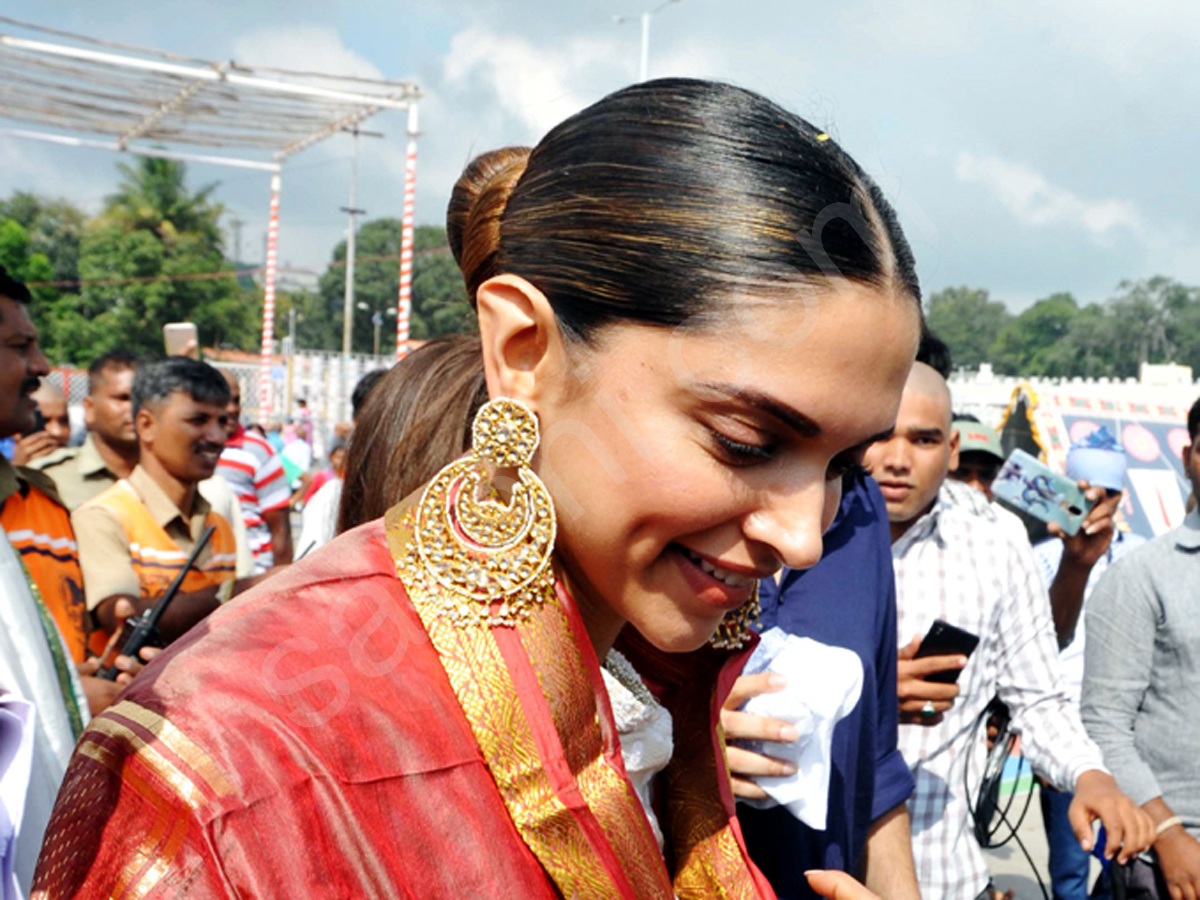 deepika padukone visits tirumala - Sakshi2