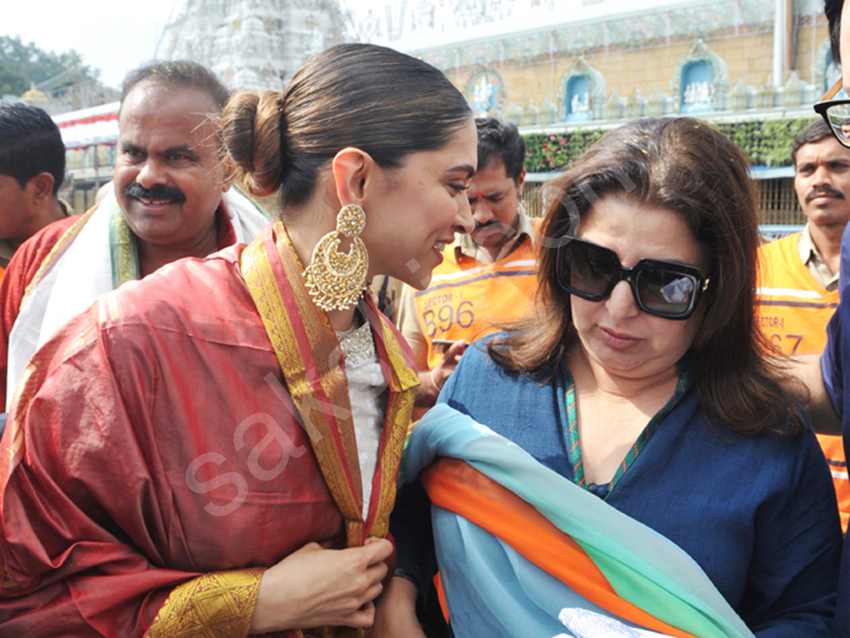 deepika padukone visits tirumala - Sakshi4